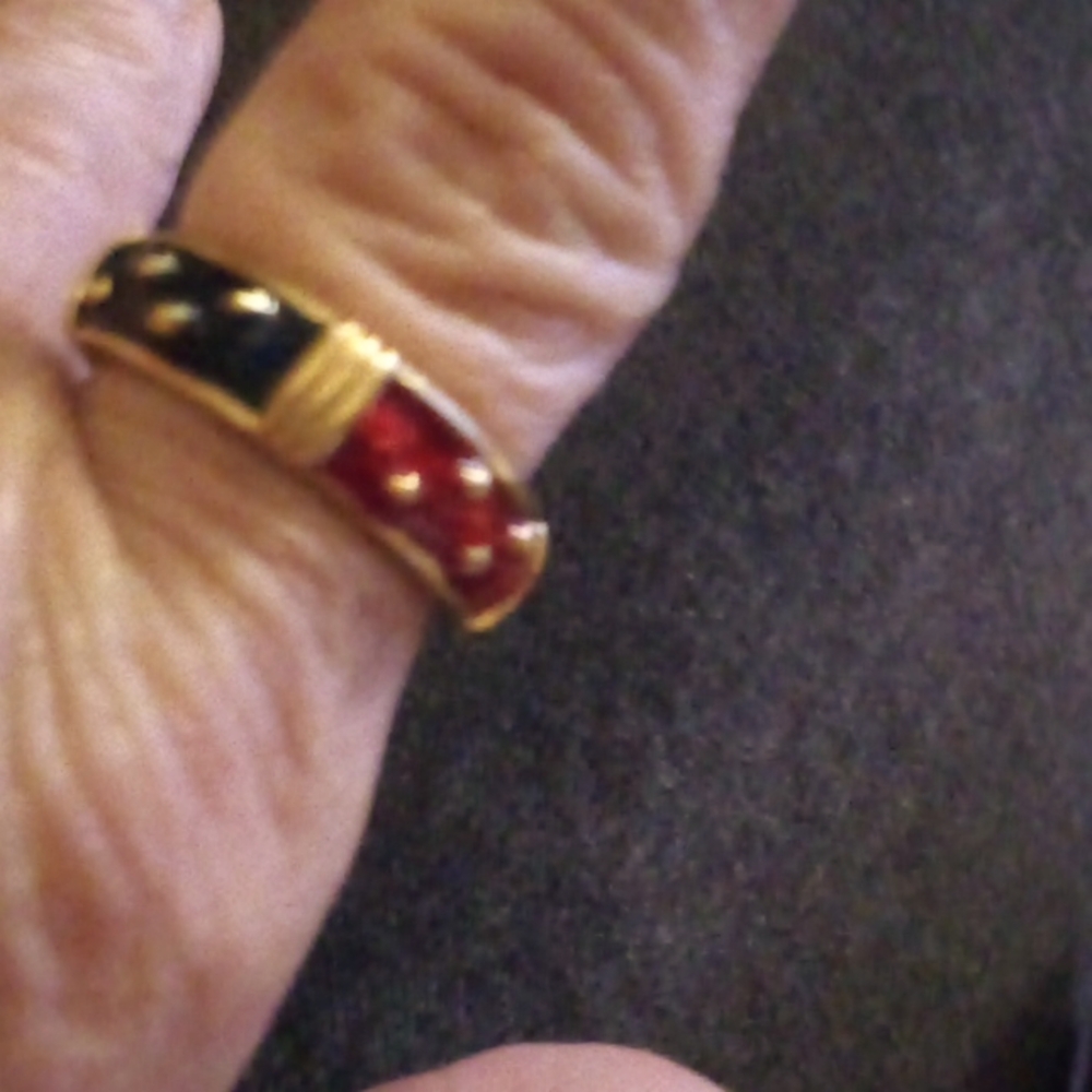 Beautiful Joan Rivers gold ring with colorful enamel inlays size 7